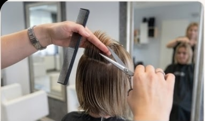 Haarschnitt und Styling für Damen und Herren